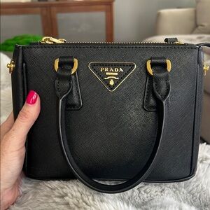 Prada Black Saffiano Satchel with gold hardware. size：20*15*9.5 cm